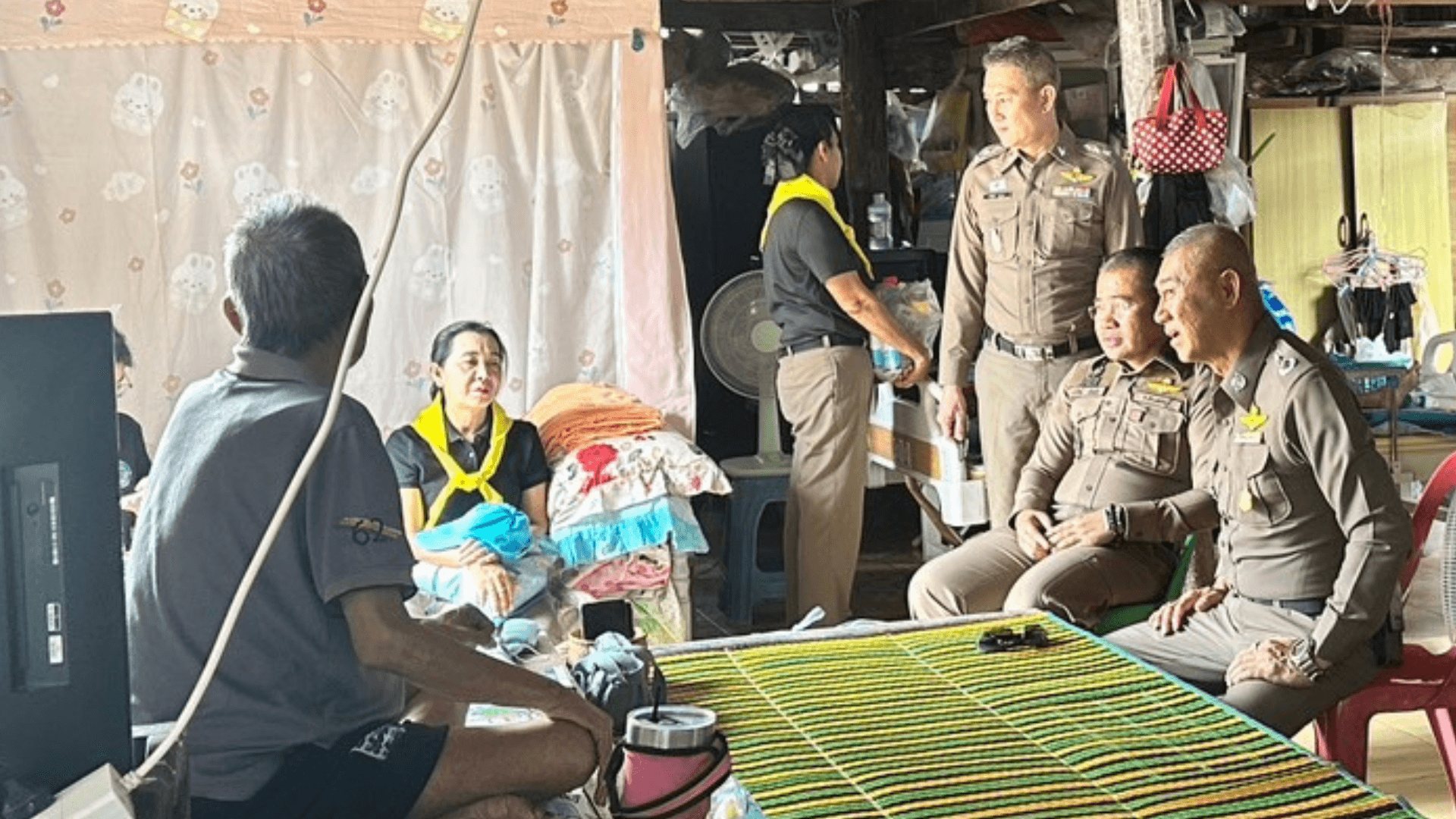 ‘เราไม่ทิ้งกัน’ ผบก.เพชรบุรี รุดเยี่ยม ร.ต.อ. บาดเจ็บสาหัสจากหน้าที่ ป่วยคู่ขนานแม่วัย 99 ปีติดเตียง