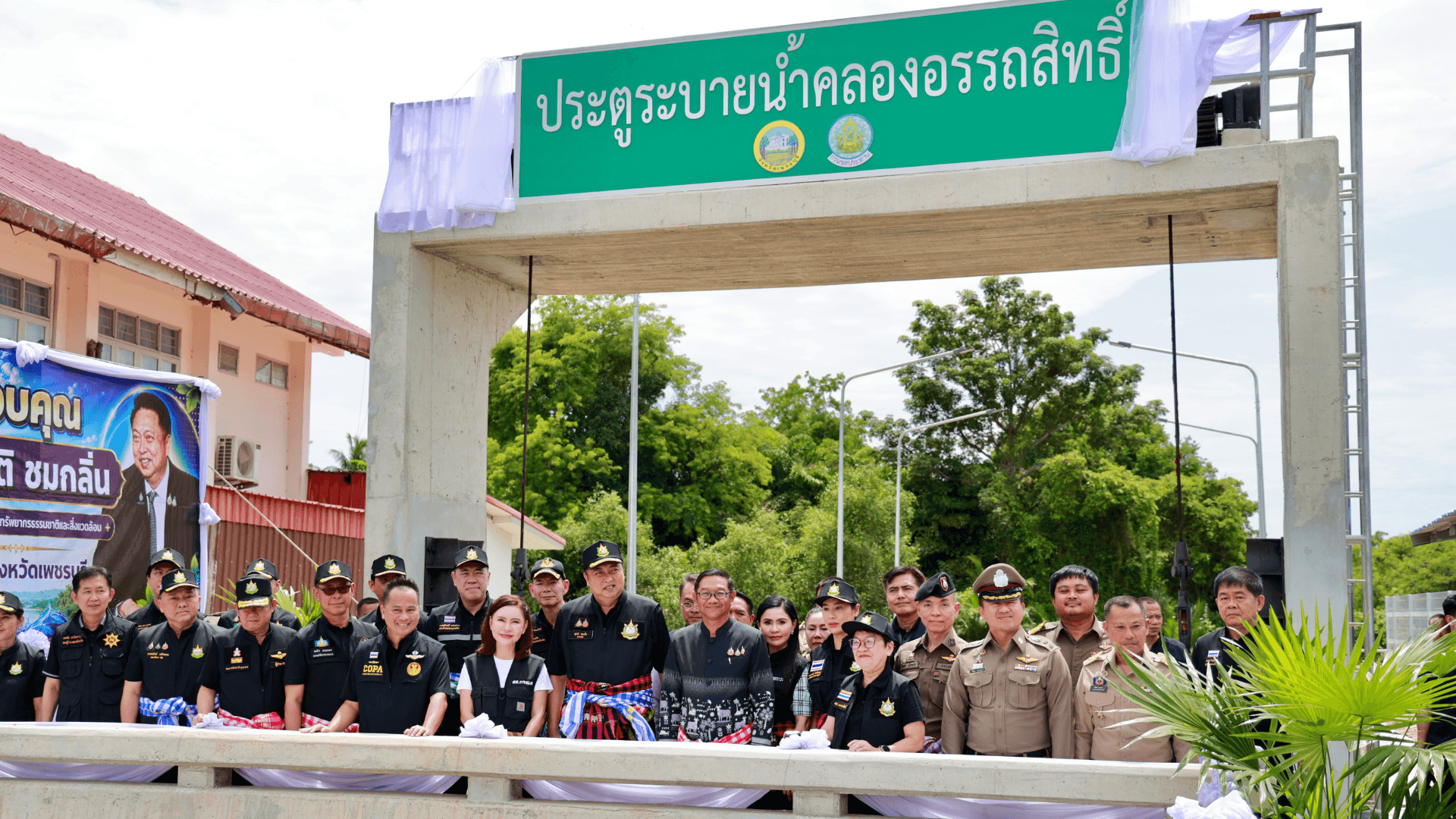 สุชาติ ลุยเพชรบุรี เปิดประตูน้ำคลองอรรถสิทธิ์ สางปัญหาน้ำท่วม-น้ำเค็ม พร้อมแก้วิกฤตกระซ้าทับถมร่องน้ำปากทะเล