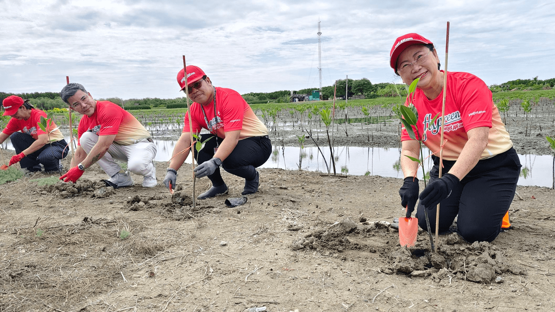 เวียตเจ็ท-KTC ปักหมุดแหลมผักเบี้ย! ขนทัพจิตอาสาฟื้นฟูป่าชายเลนเพชรบุรี ปลูกโกงกาง 1 หมื่นต้น-เก็บบิ๊กคลีนนิ่งหาดเจ้าฯ