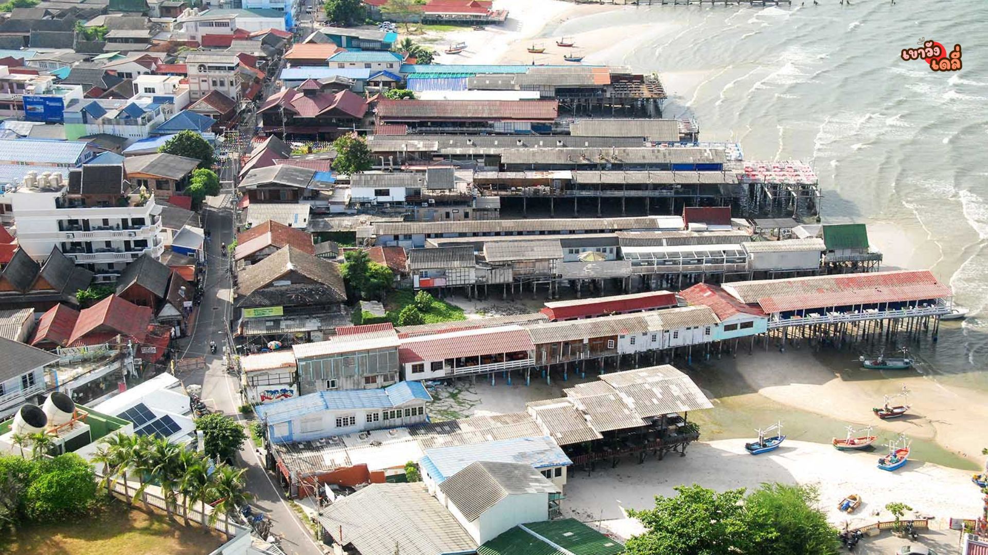 ภาพมุมสูงแนวอาคารร้านอาหารบุกรุกชายหาดหัวหิน ตั้งแต่สะพานปลาถึงศาลเจ้าแม่ทับทิม"