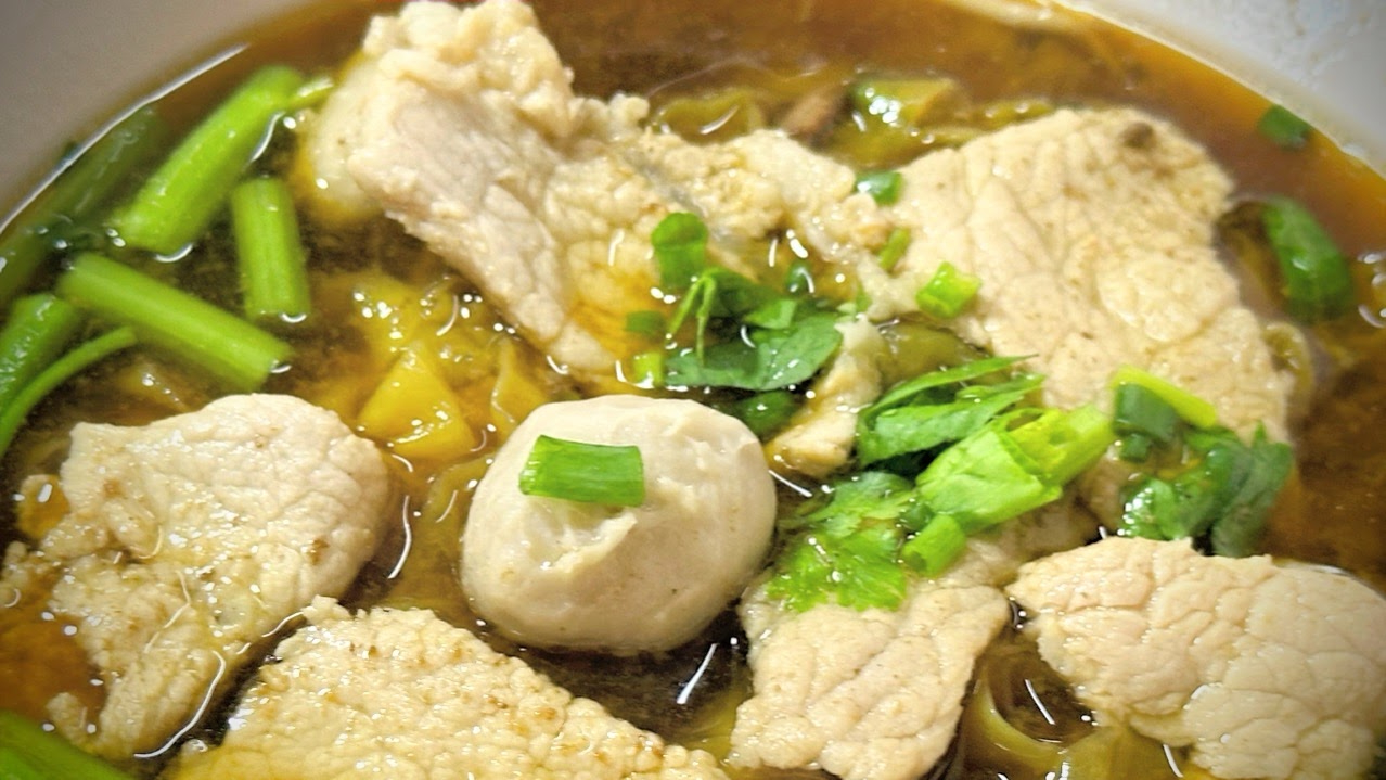 ก๋วยเตี๋ยวน้ำแดง เพชรบุรี ร้านเจ๊น้อง ข้างพรหมาฯ รสแท้คู่ซอสพริกแดง