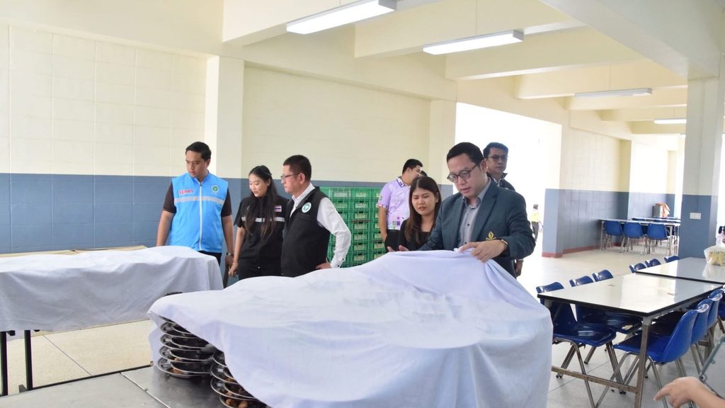 เจ้าหน้าที่สาธารณสุขตรวจมาตรฐานสุขาภิบาลอาหาร โรงเรียนวัดดอนไก่เตี้ย