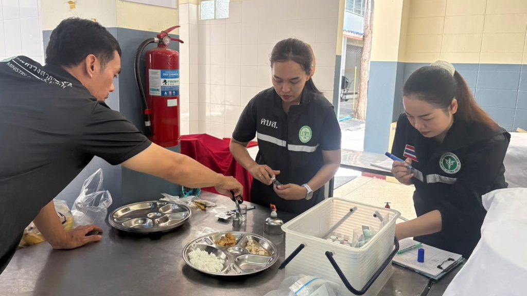 เจ้าหน้าที่สาธารณสุขตรวจมาตรฐานสุขาภิบาลอาหาร โรงเรียนวัดดอนไก่เตี้ย