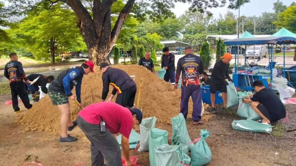 เจ้าหน้าที่เทศบาลตำบลท่ายางช่วยกันบรรจุกระสอบทรายเตรียมความพร้อม