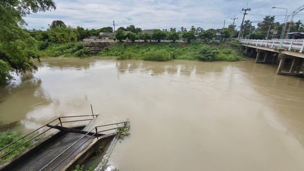 เจ้าหน้าที่ชลประทานลงพื้นที่แจ้งเตือนชาวบ้านท้ายน้ำเขื่อนแก่งกระจานเตรียมรับมือน้ำล้นสปิลเวย์
