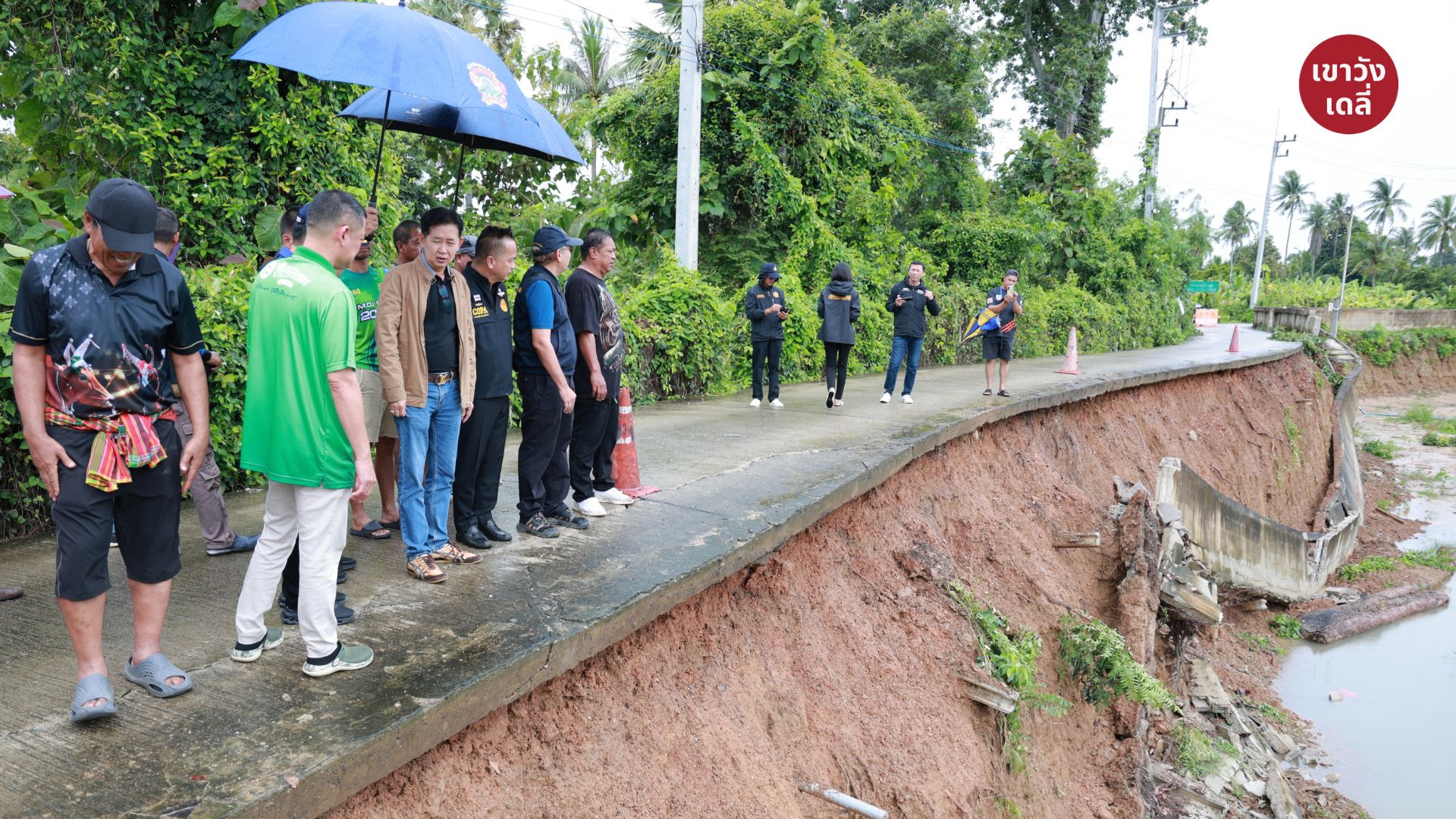 จุดเกิดเหตุ พนังกั้นน้ำบ้านลาด ดินทรุดตัวยาว 10 เมตร จ.เพชรบุรี