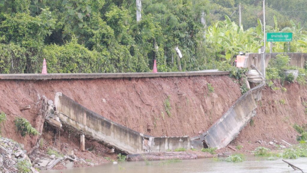 จุดเกิดเหตุ พนังกั้นน้ำบ้านลาด ดินทรุดตัวยาว 10 เมตร จ.เพชรบุรี