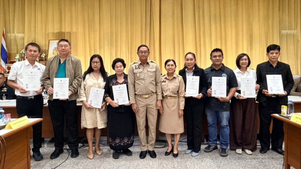 ผู้ว่าราชการจังหวัดเพชรบุรีมอบหนังสืออนุญาตใช้ตรา GI ขนมหม้อแกงเมืองเพชร