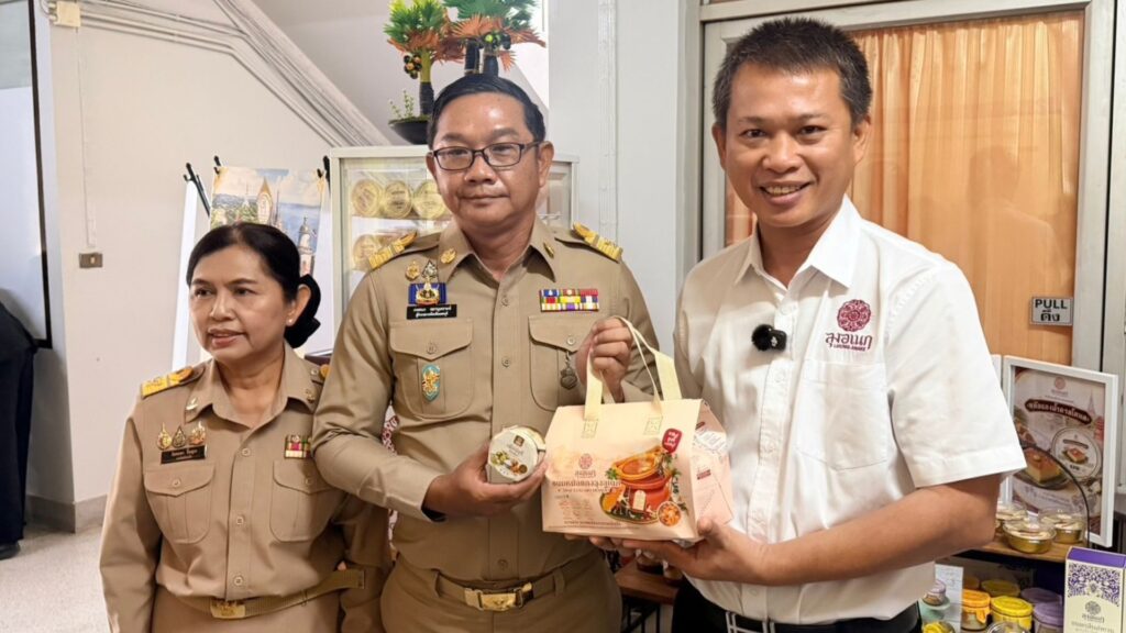ผู้ว่าราชการจังหวัดเพชรบุรีมอบหนังสืออนุญาตใช้ตรา GI ขนมหม้อแกงเมืองเพชร