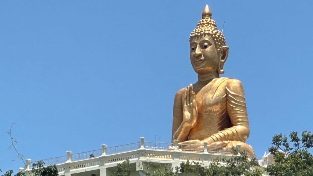 "พระพุทธวชิรประทานพร" ยอดเขาบันไดอิฐ