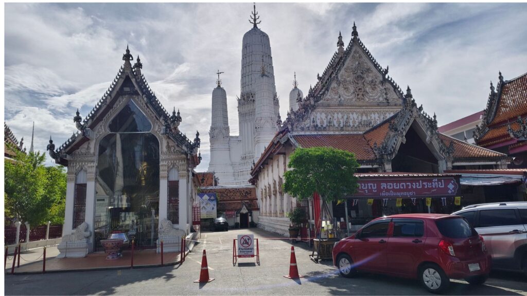 บรรยากาศทางเดินขึ้นพระปรางค์ 5 ยอด วัดมหาธาตุ เพชรบุรี หลังจัดระเบียบ