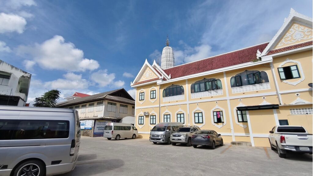 พื้นที่จอดรถ วัดมหาธาตุ เพชรบุรี