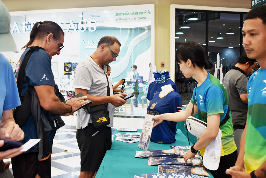 บรรยากาศจุดลงทะเบียนรับสมัครและของที่ระลึกงานHUAHIN50 Trail Run 2027 มีนักวิ่งทั้งชาวไทยและต่างชาติให้ความสนใจเข้าร่วมอย่างต่อเนื่อง