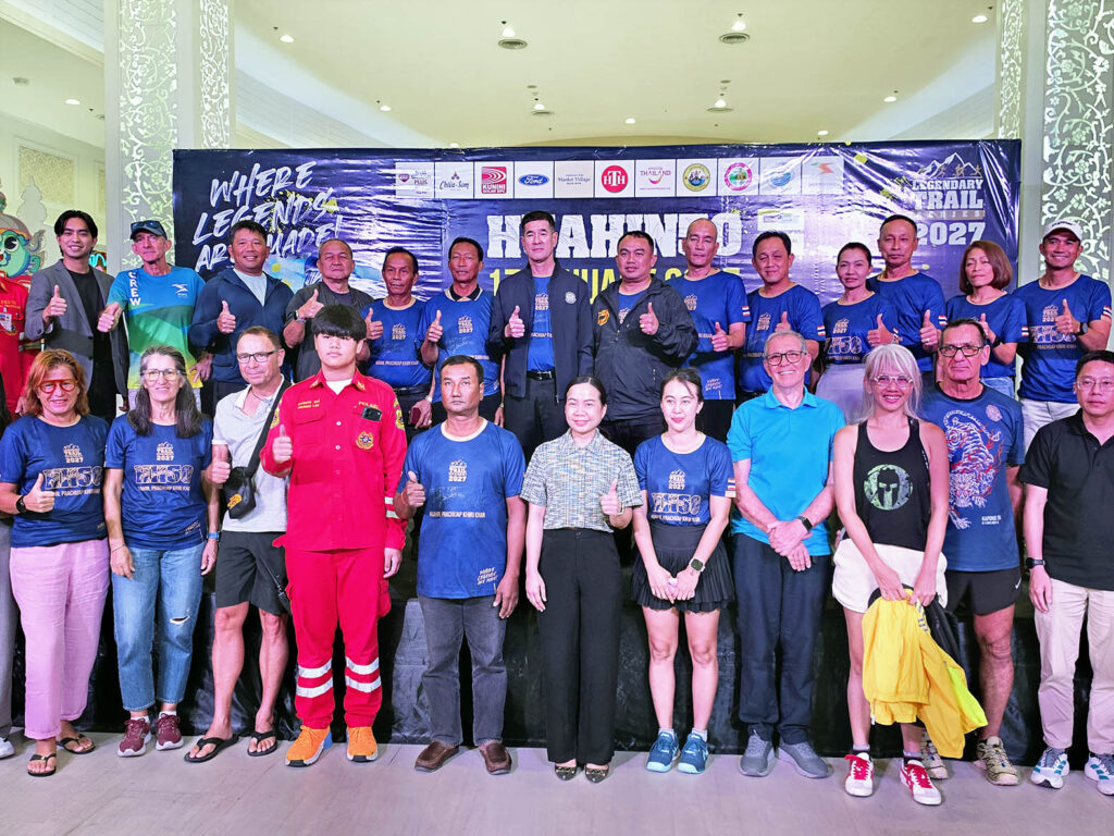 HUAHIN50 Trail Run 2027 คณะผู้บริหารเทศบาลนครหัวหิน, อบต.ทับใต้, ททท.ประจวบฯ พร้อมภาคีเครือข่ายและทีมงาน ร่วมถ่ายภาพหลังเสร็จสิ้นการแถลงข่าวความพร้อมการจัดงานวิ่งเทรล HUAHIN50 Trail Run 2027