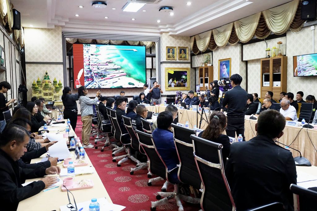บรรยากาศการประชุมติดตามการรื้ออาคารริมหาดหัวหิน ณ สำนักงานเทศบาลนครหัวหิน