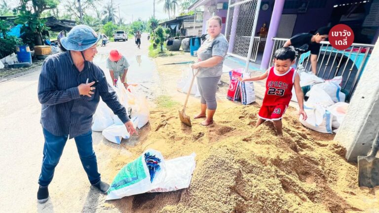 ชาวบ้านและเจ้าหน้าที่เร่งกรอกกระสอบทรายเตรียมรับมือน้ำทะเลหนุนสูงในพื้นที่ตำบลบางครก อำเภอบ้านแหลม จังหวัดเพชรบุรี