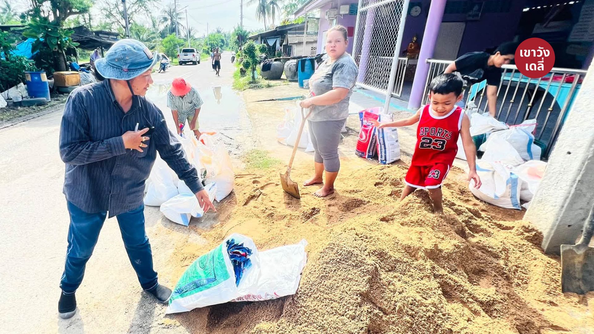 ชาวบ้านและเจ้าหน้าที่เร่งกรอกกระสอบทรายเตรียมรับมือน้ำทะเลหนุนสูงในพื้นที่ตำบลบางครก อำเภอบ้านแหลม จังหวัดเพชรบุรี