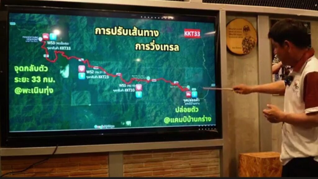 นายชัยวัฒน์ แสดงแผนที่เส้นทางวิ่งเทรลแก่งกระจาน ปรับจากคมกฤตสู่แคมป์บ้านกร่าง-ยอดเขาพะเนินทุ่ง
