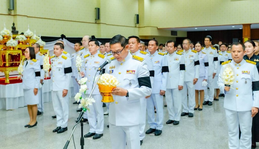 ผู้ว่าราชการจังหวัดเพชรบุรีและนายอำเภอ 8 แห่ง ประกอบพิธีถวายช่อดอกไม้จันทน์ตัวแทนประชาชน ดอกลีลาวดี ณ ศาลากลางจังหวัดเพชรบุรี