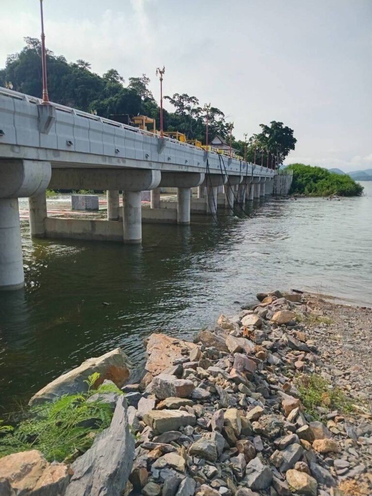 อาคารระบายน้ำล้น (Spillway) เขื่อนแก่งกระจาน จุดติดตั้งบานระบายน้ำแบบพับได้สูง 1 เมตร ซึ่งเป็นประเด็นถกเถียงเรื่องการบริหารจัดการน้ำช่วงปลายฤดูฝน