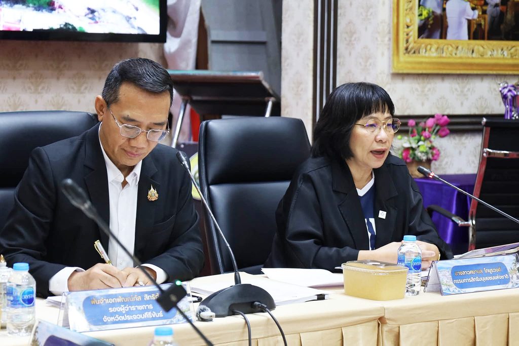 น.ส.ศยามล ไกยูรวงศ์ กสม. และ พ.อ.พรรณพัชร์ สิทธิศักดิ์ รอง ผวจ.ประจวบฯ ร่วมประชุมปมรื้ออาคารริมหาดหัวหิน