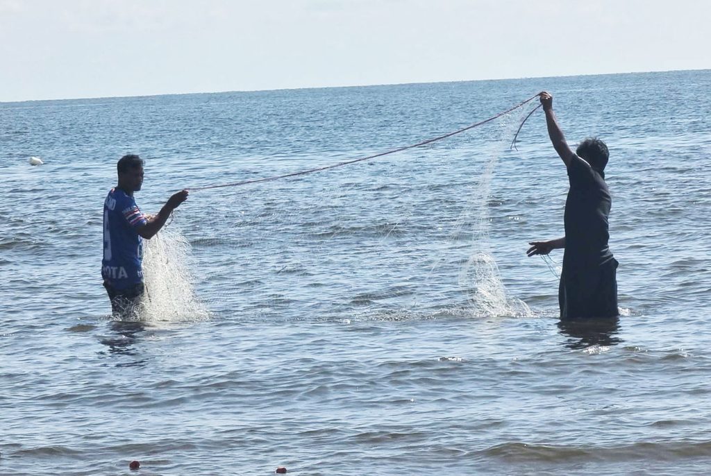 ชาวบ้านลุยน้ำทะเลกางอวนจับสัตว์น้ำริมหาดหัวหินช่วงน้ำเบียด