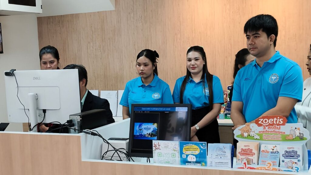 เจ้าหน้าที่ประจำเคาน์เตอร์บริการเวชระเบียนและประชาสัมพันธ์ โรงพยาบาลสัตว์ PBRU Pet Wellness