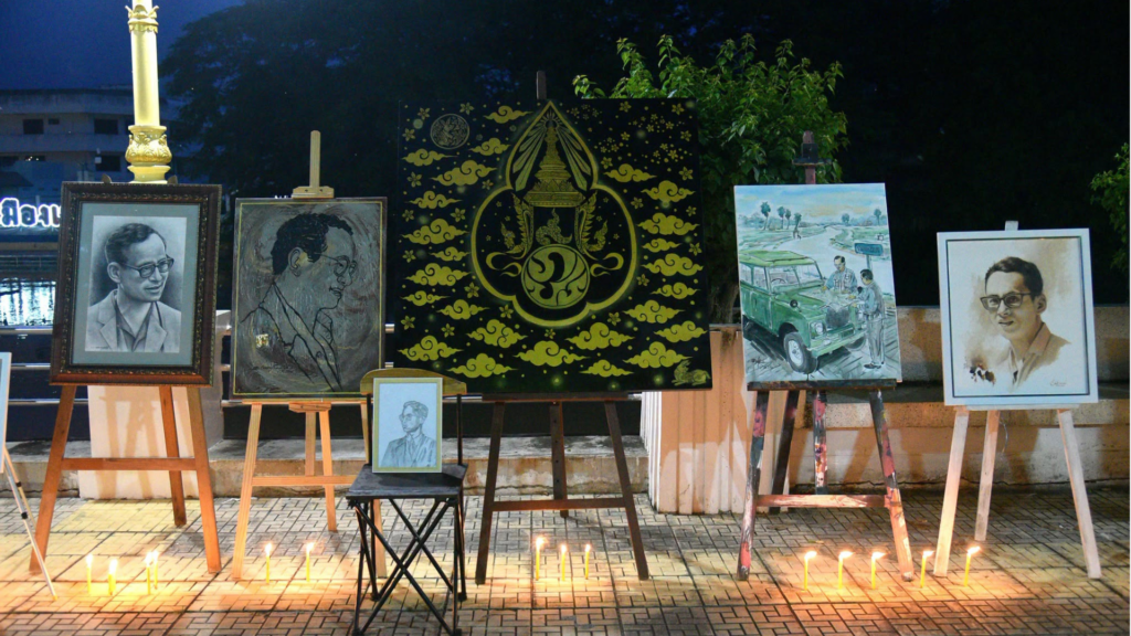 ชมรมศิลปินทัศนศิลป์ร่วมสมัยเพชรบุรีและผลงานภาพวาด ๑๒ ชิ้น น้อมรำลึก พ่อหลวง ร.๙ ริมน้ำหลังจวนผู้ว่าฯ