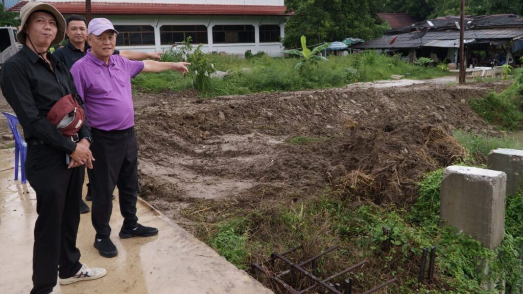 สถานการณ์น้ำเพชรบุรี-คณะผู้บริหารเทศบาลเมืองเพชรบุรีลงพื้นที่ตรวจแนวป้องกันและจุดฟันหลอริมแม่น้ำเพชรบุรี 
