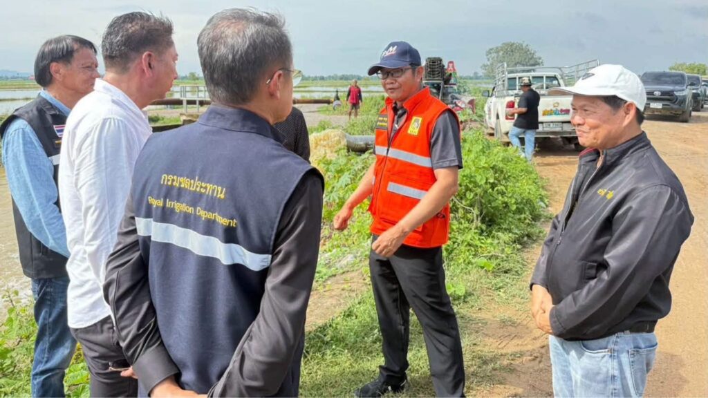 ผู้ว่าราชการจังหวัดเพชรบุรีลงพื้นที่ตรวจการติดตั้งเครื่องสูบน้ำคลองระบายน้ำ D11 ตำบลมาบปลาเค้า อำเภอท่ายา
