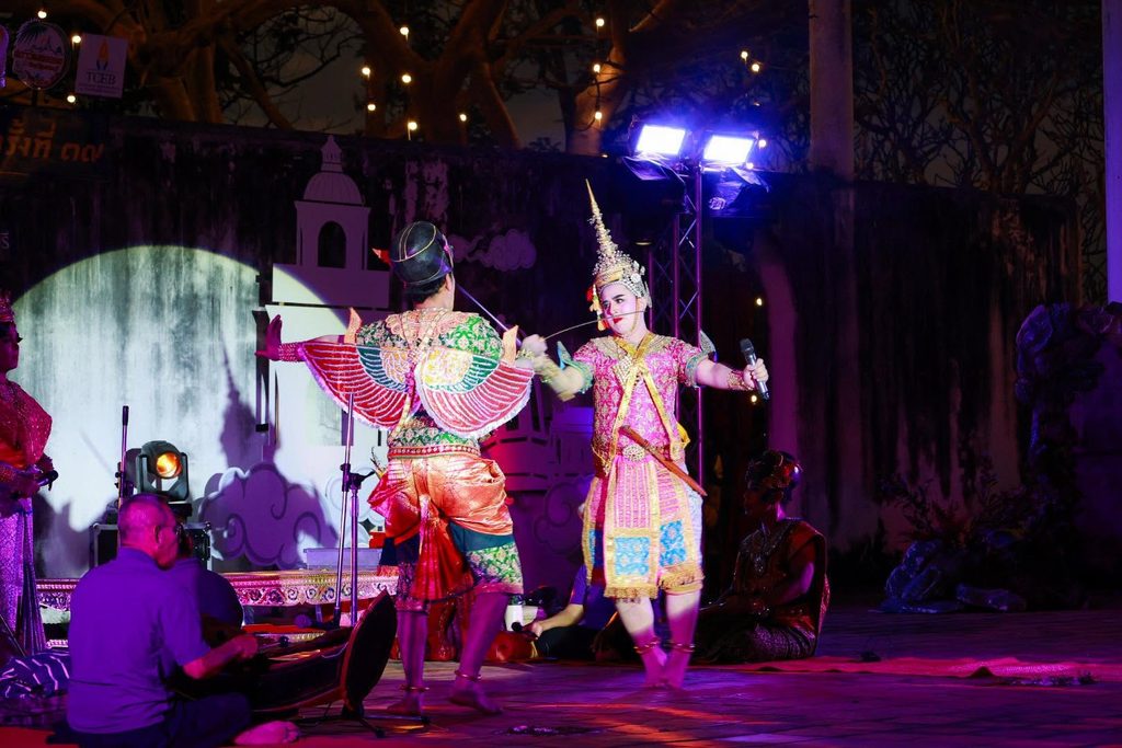 การแสดงละครชาตรี ศิลปะการแสดงพื้นบ้านเมืองเพชรบุรี สะท้อนมรดกทางวัฒนธรรมและประเพณีท้องถิ่นที่ยังมีชีวิต