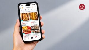 ภาพมือถือสมาร์ตโฟนแสดงหน้าแอปพลิเคชัน TikTok Shop จำหน่ายสินค้าของฝากและขนมไทยเมืองเพชรบุรี ประกอบรายงานข่าวสถิติยอดจำหน่ายออนไลน์ของสำนักงานพาณิชย์จังหวัดเพชรบุรี