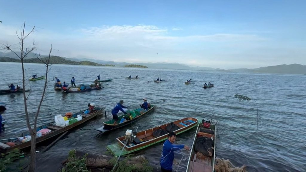 ขบวนเรือประมงพื้นบ้านในอ่างเก็บน้ำเขื่อนแก่งกระจาน วิถีประมงปลายักษ์เพื่อความยั่งยืน