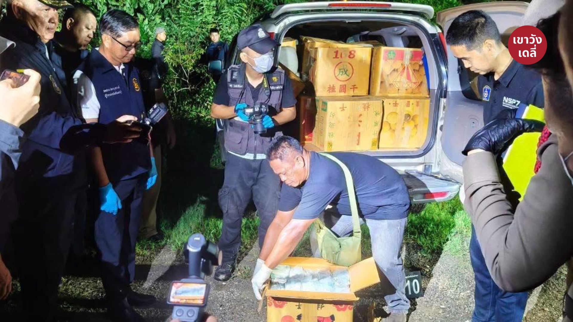 เจ้าหน้าที่ตำรวจและฝ่ายปกครองร่วมตรวจสอบกล่องบรรจุยาไอซ์ของกลาง หลังเหตุตำรวจ ปส. วิสามัญฯ ขบวนการค้ายาเสพติด ที่ อ.เขาย้อย จ.เพชรบุรี