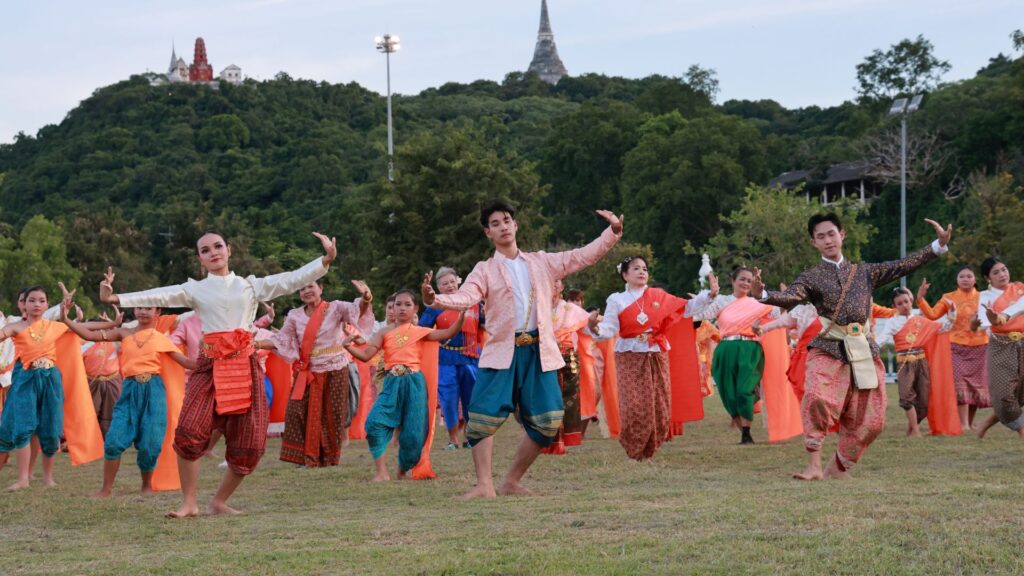 บรรยากาศชาวเพชรบุรีสวมชุดไทยสีส้ม รำถวายมือ รัชกาลที่ 4 เพชรบุรี ณ อุทยานเฉลิมพระเกียรติฯ พระนครคีรี