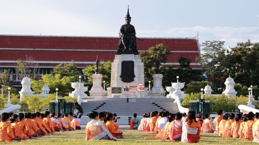บรรยากาศชาวเพชรบุรีสวมชุดไทยสีส้ม รำถวายมือ รัชกาลที่ 4 เพชรบุรี ณ อุทยานเฉลิมพระเกียรติฯ พระนครคีรี