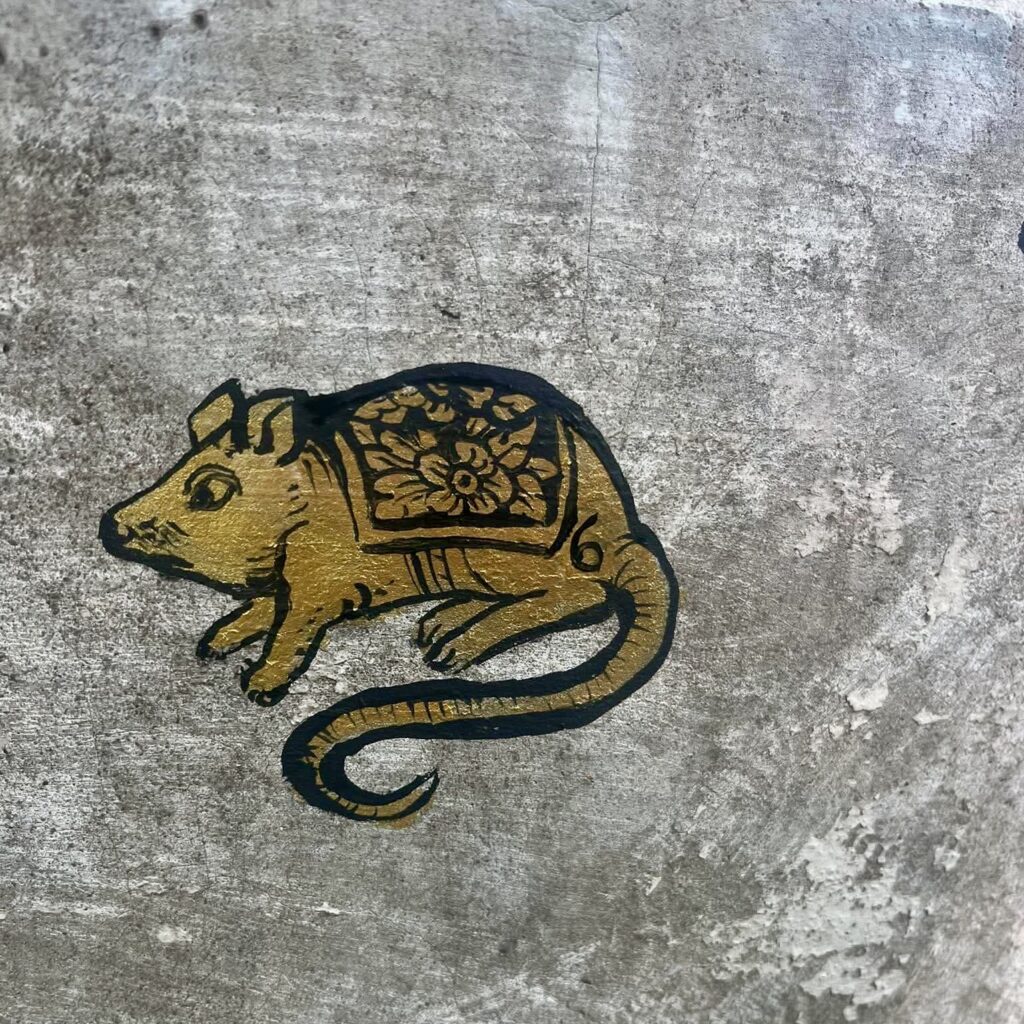 หนูพาเที่ยวสีทองหมายเลข 6 ลายรดน้ำช่างน้อง วัดเกาะ