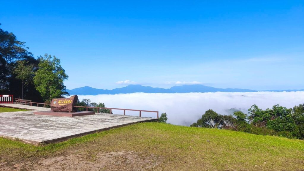 ลานจุดชมวิวเขาพะเนินทุ่งและป้ายไม้ มองเห็นทะเลหมอกกว้างสุดสายตา อุทยานแห่งชาติแก่งกระจาน