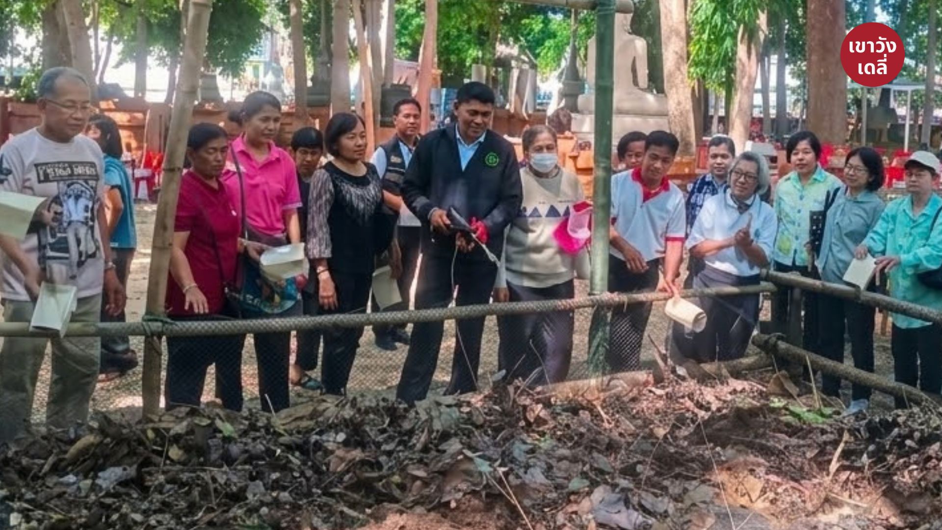 ศูนย์เรียนรู้ วัดเกาะโมเดล จัดการขยะใบไม้ทำถ่านไบโอชาร์ เพชรบุรี