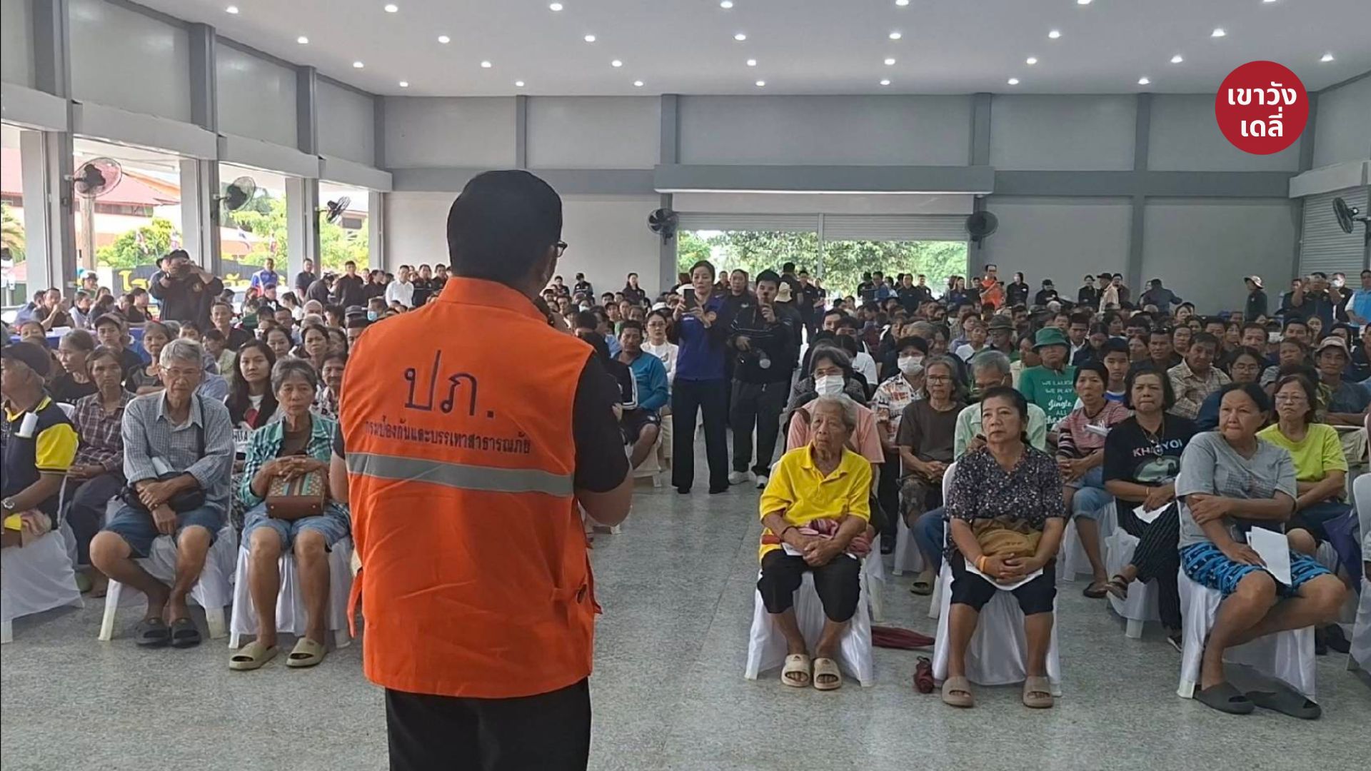 บรรยากาศประชาชนรับฟังการชี้แจงลงทะเบียนประกันภัยพิบัติแห่งชาติ ณ ศาลาอเนกประสงค์วัดกุฏิ อำเภอเขาย้อย จังหวัดเพชรบุรี