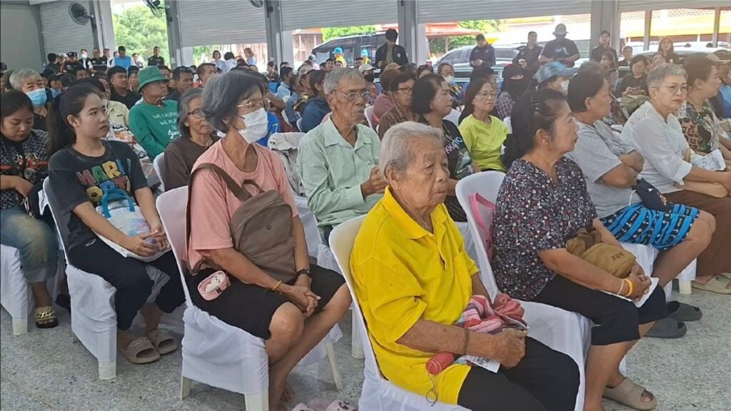 บรรยากาศประชาชนรับฟังการชี้แจงลงทะเบียนประกันภัยพิบัติแห่งชาติ ณ ศาลาอเนกประสงค์วัดกุฏิ อำเภอเขาย้อย จังหวัดเพชรบุรี