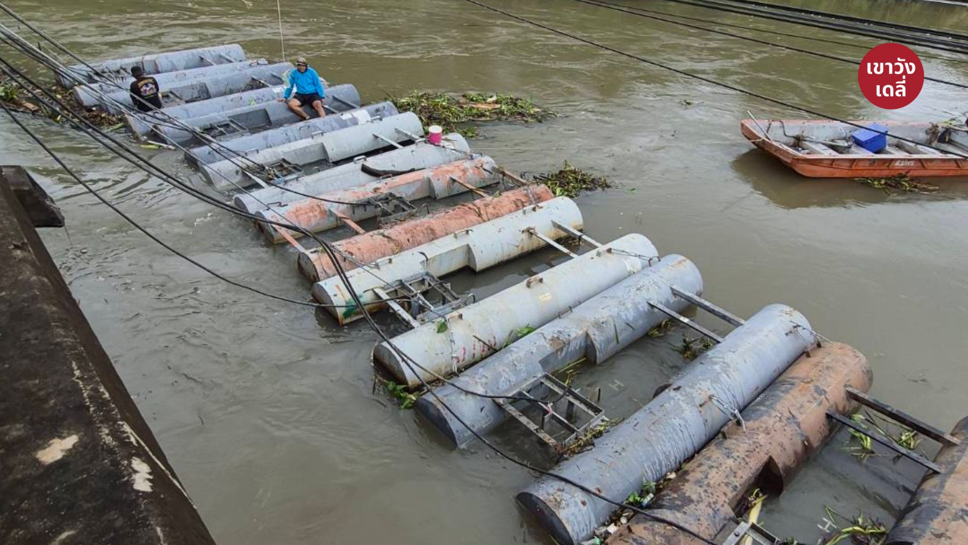 สถานการณ์น้ำเพชรบุรี-ติดตั้งเครื่องผลักดันน้ำสะพานข้ามแม่น้ำเพชรบุรี หน้าวัดเขาตะเครา อำเภอบ้านแหลม เร่งระบายน้ำออกสู่อ่าวไทย
